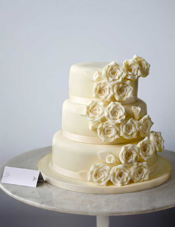 Vanilla cake with white roses